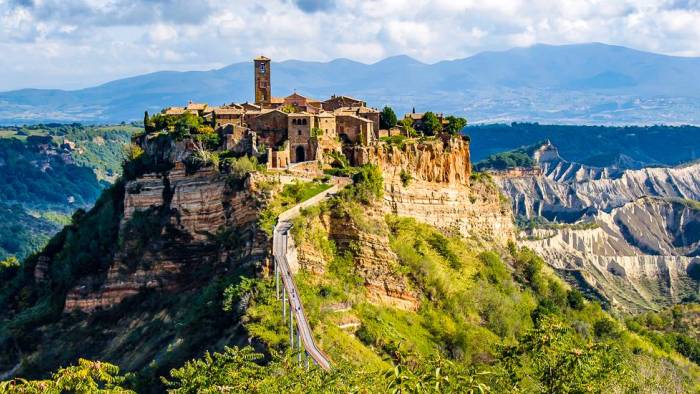 Civita di Bagnoregio auf einem Gipfel aus Tuffstein