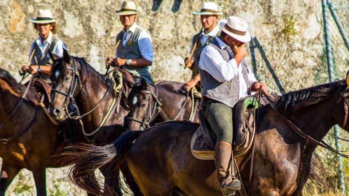 Cowboys der Toskana auf Maremma-Pferden
